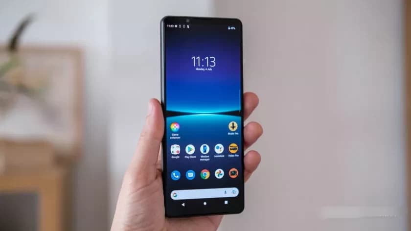 Sony-Xperia-1-IV-front-in-hand
