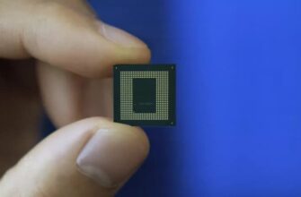 qualcomm snapdragon 888 chip in hand